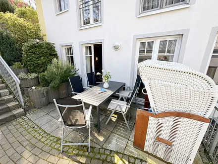 Villa Rosa Whg. 09 StrandGut mit einem Strandkorb auf der Terrasse