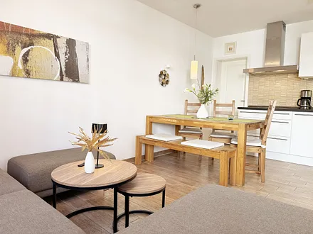 Blick von der Couch auf die moderne Küchenzeile