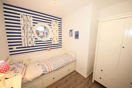 1. Schlafzimmer mit Kleiderschrank