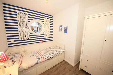 1. Schlafzimmer mit Kleiderschrank