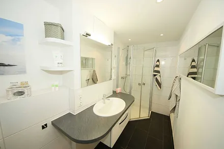 modernes Badezimmer mit Dusche