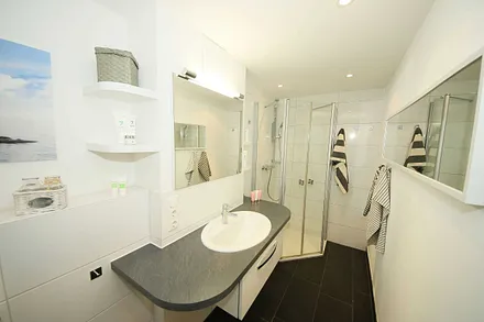 modernes Badezimmer mit Dusche