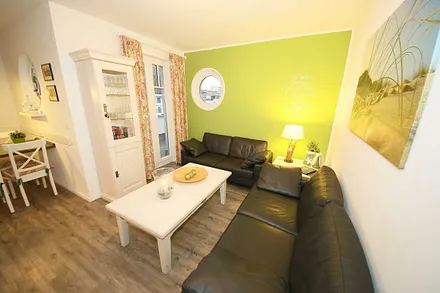 gemütliche Couch im hellen Wohnbereich