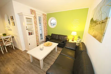 gemütliche Couch im hellen Wohnbereich