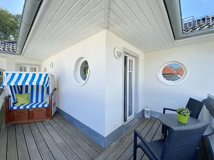 zweite bestuhlte Dachterrasse mit Strandkorb