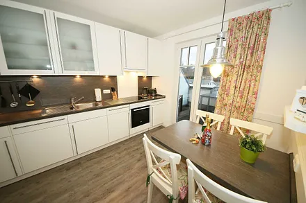 moderne Küchenzeile mit Esstisch