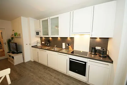 moderne Küchenzeile mit Backofen