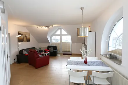 großer Esstisch mit Stühlen