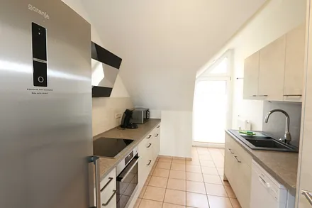 separate Küche mit 4 Zonen-Ceranfeld, Backofen, Geschirrspüler, Kühl-Gefrier Kombination, Mikrowelle, Filterkaffee & Senseo-Kaffeepad-Maschine, Wasser-/Eierkocher & Toaster 