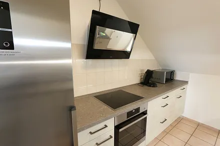 separate Küche mit 4 Zonen-Ceranfeld, Backofen, Geschirrspüler, Kühl-Gefrier Kombination, Mikrowelle, Filterkaffee & Senseo-Kaffeepad-Maschine, Wasser-/Eierkocher & Toaster 