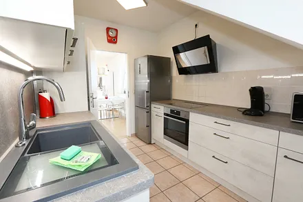 separate Küche mit 4 Zonen-Ceranfeld, Backofen, Geschirrspüler, Kühl-Gefrier Kombination, Mikrowelle, Filterkaffee & Senseo-Kaffeepad-Maschine, Wasser-/Eierkocher & Toaster 