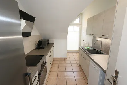 separate Küche mit 4 Zonen-Ceranfeld, Backofen, Geschirrspüler, Kühl-Gefrier Kombination, Mikrowelle, Filterkaffee & Senseo-Kaffeepad-Maschine, Wasser-/Eierkocher & Toaster 