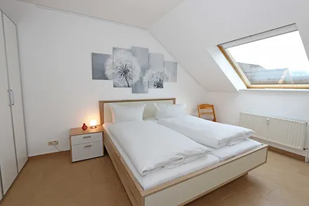 Schlafzimmer mit Doppelbett (1,80 m x 2,00 m), Nachttischablagen, Kleiderschrank sowie einen weiteren Smart-TV welcher aber nur zum Streamen genutzt werden kann