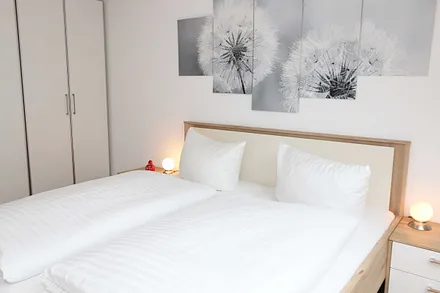 Schlafzimmer mit Doppelbett (1,80 m x 2,00 m), Nachttischablagen, Kleiderschrank sowie einen weiteren Smart-TV welcher aber nur zum Streamen genutzt werden kann