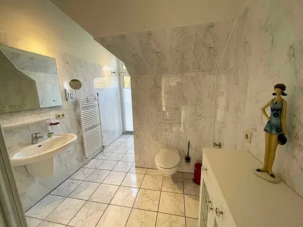 großzügiges Tageslichtbad verfügt über einen Waschtisch, WC, Dusche, Kosmetikspiegel, Fön und Handtuch-Heizung