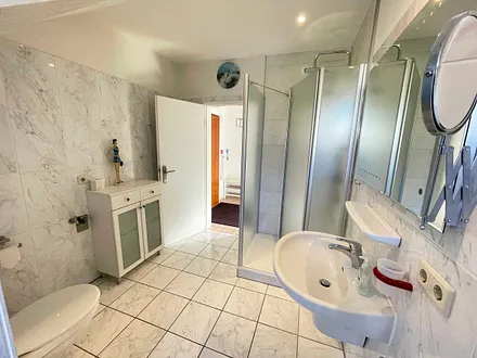 großzügiges Tageslichtbad verfügt über einen Waschtisch, WC, Dusche, Kosmetikspiegel, Fön und Handtuch-Heizung