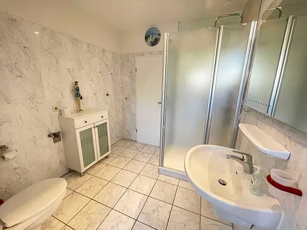 großzügiges Tageslichtbad verfügt über einen Waschtisch, WC, Dusche, Kosmetikspiegel, Fön und Handtuch-Heizung