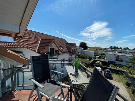 kleiner bestuhlter Süd-Balkon