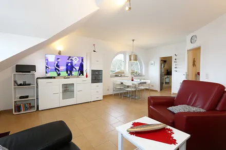 Wohnbereich mit gemütlicher Schlaf-Couch (Aufbettung für die 3./4. Person 1,40 m x 2,00 m), 2 Leder-Sessel, Leselampe, Couchtisch, Sideboard mit Smart-TV, Blu-Ray Player und Mini-Stereo-Anlage 