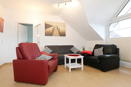 Wohnbereich mit gemütlicher Schlaf-Couch (Aufbettung für die 3./4. Person 1,40 m x 2,00 m), 2 Leder-Sessel, Leselampe, Couchtisch, Sideboard mit Smart-TV, Blu-Ray Player und Mini-Stereo-Anlage 