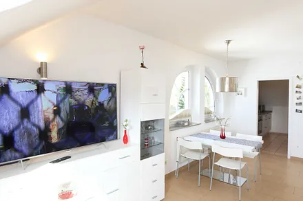 Wohnbereich mit gemütlicher Schlaf-Couch (Aufbettung für die 3./4. Person 1,40 m x 2,00 m), 2 Leder-Sessel, Leselampe, Couchtisch, Sideboard mit Smart-TV, Blu-Ray Player und Mini-Stereo-Anlage 