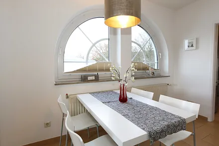 großer Esstisch mit Stühlen