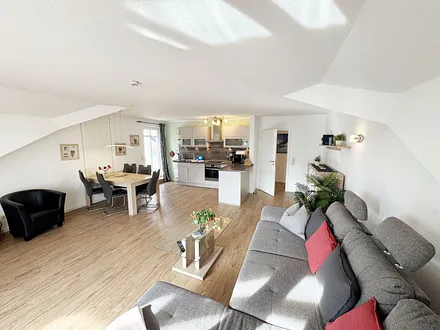 gemütlicher Wohn-und Essbereich mit Küchenzeile