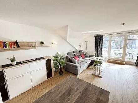Wohnbereich mit Couch und Sideboard