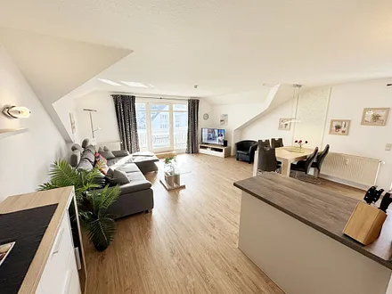 gemütlicher Wohn-und Essbereich mit Küchenzeile