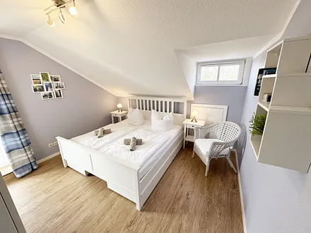 1. Schlafzimmer mit Doppelbett und Kleiderschrank