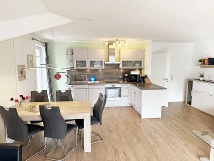 Essbereich mit moderner Küchenzeile