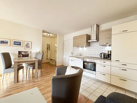 Wohnzimmer mit Ess- und Kochbereich