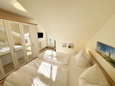 Schlafzimmer mit großem Kleiderschrank