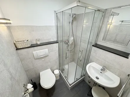 Duschbad mit Klarglasdusche