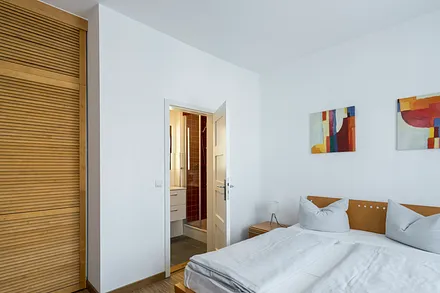 Schlafzimmer 2, Blick zum eigenen Bad