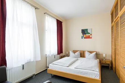 Schlafzimmer 1