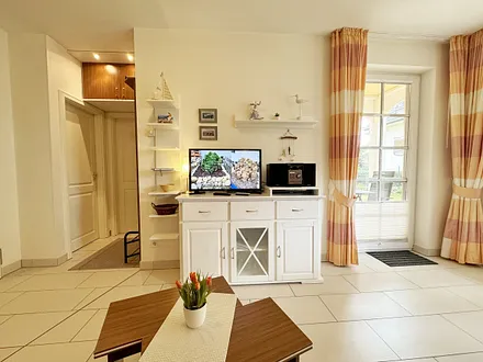 Wohnbereich mit Zugang zur Terrasse