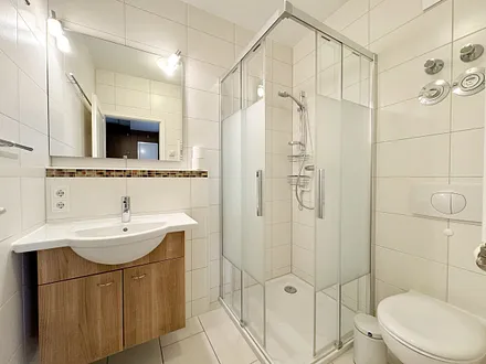 Badezimmer mit ebenerdiger Dusche