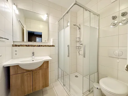 Badezimmer mit ebenerdiger Dusche