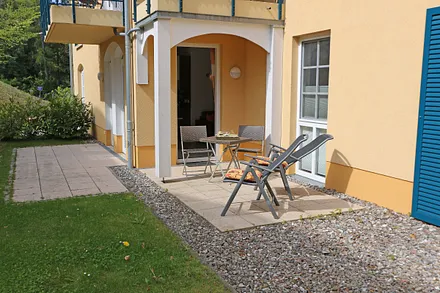 Terrasse mit kleinem Grünstreifen