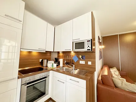 Küchenzeile mit Mikrowelle