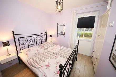 Schlafzimmer mit einem Doppelbett (1,60 m x 2,00 m), Qualitäts- Latexmatratzen, verstellbarem Lattenrost, Kleiderschrank und Verdunklungsplissees 