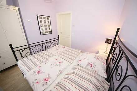 Schlafzimmer mit einem Doppelbett (1,60 m x 2,00 m), Qualitäts- Latexmatratzen, verstellbarem Lattenrost, Kleiderschrank und Verdunklungsplissees 