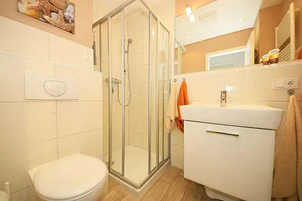  Bad mit Dusche, Fön, WC, Waschtisch und Handtuchheizkörper