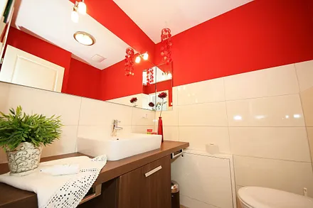 Bad mit WC und Waschtisch mit dreiseitigem Spiegel