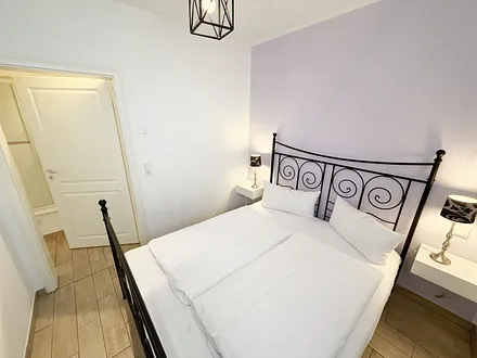 2. Schlafzimmer mit Doppelbett, Kleiderschrank und Nachttischablagen