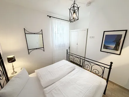 2. Schlafzimmer mit Doppelbett, Kleiderschrank und Nachttischablagen