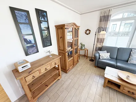 gemütlicher Wohnbereich mit Ecksofa und Vitrine