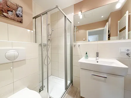 1. Bad mit ebenerdiger Dusche