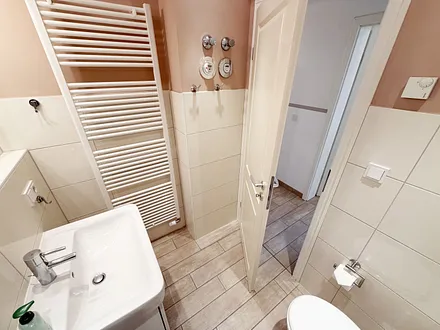 1. Bad mit ebenerdiger Dusche und Waschtisch
